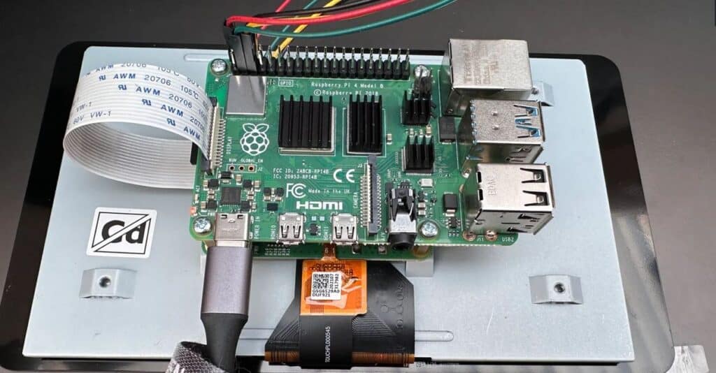 Quatre dissipateurs thermiques montés sur un Raspberry Pi